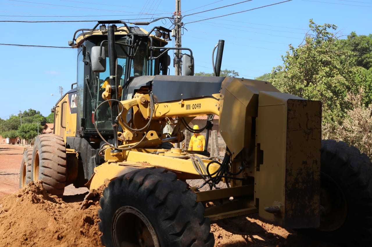 Prefeitura inicia terraplanagem para implantação de asfalto no bairro Tranqueira